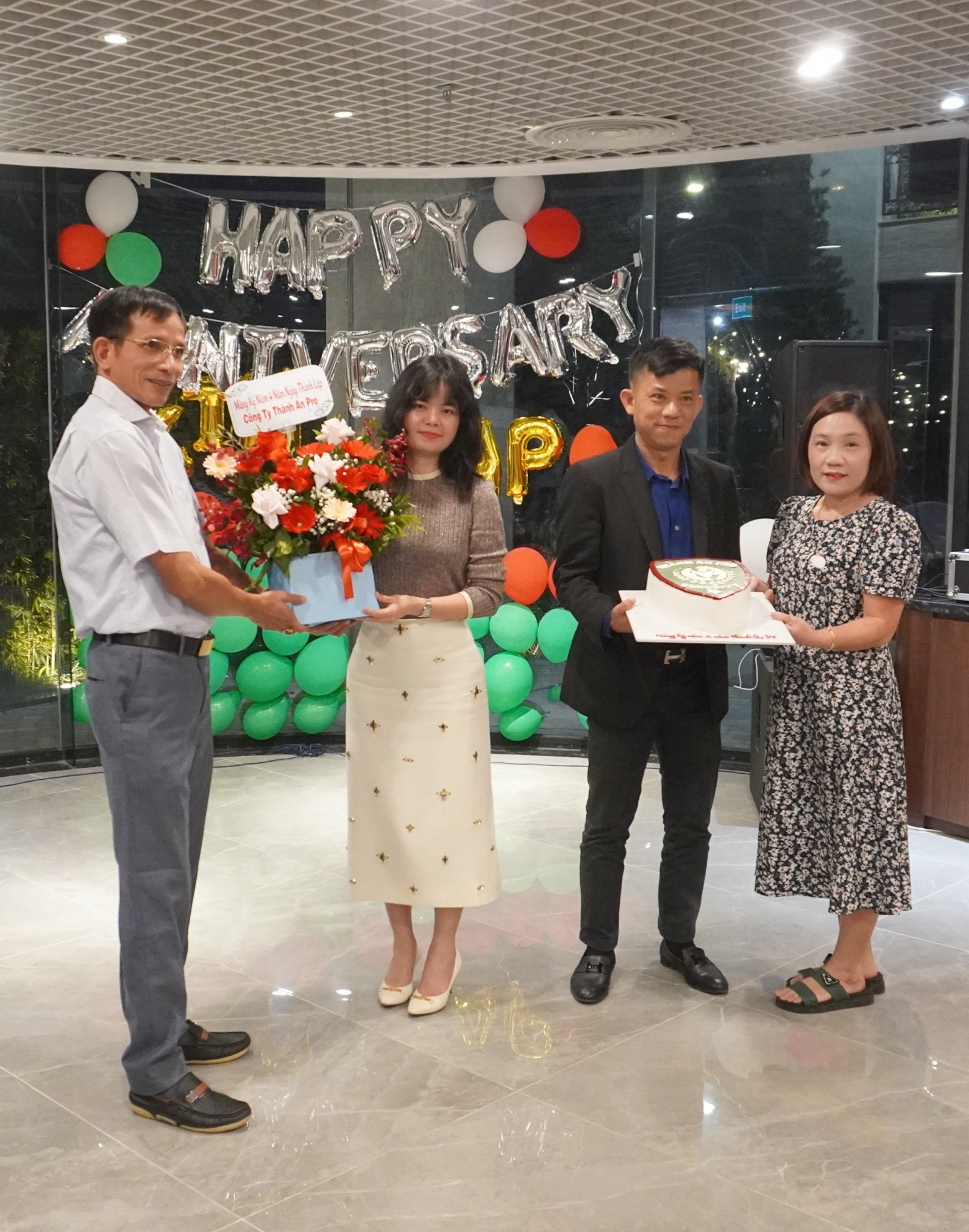 Flowers and cakes were sent on the occasion of the company's founding anniversary